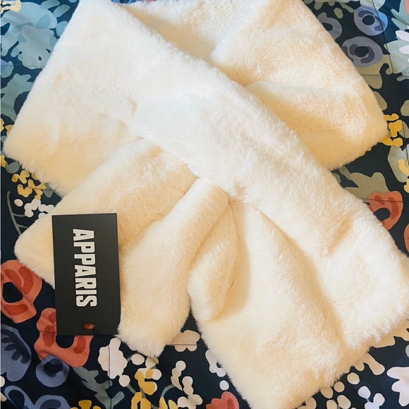 APPARIS luxury brand scarf. NWT - Picture 3 of 3